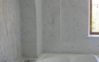 Облицовка ванной комнаты плиткой из мрамора